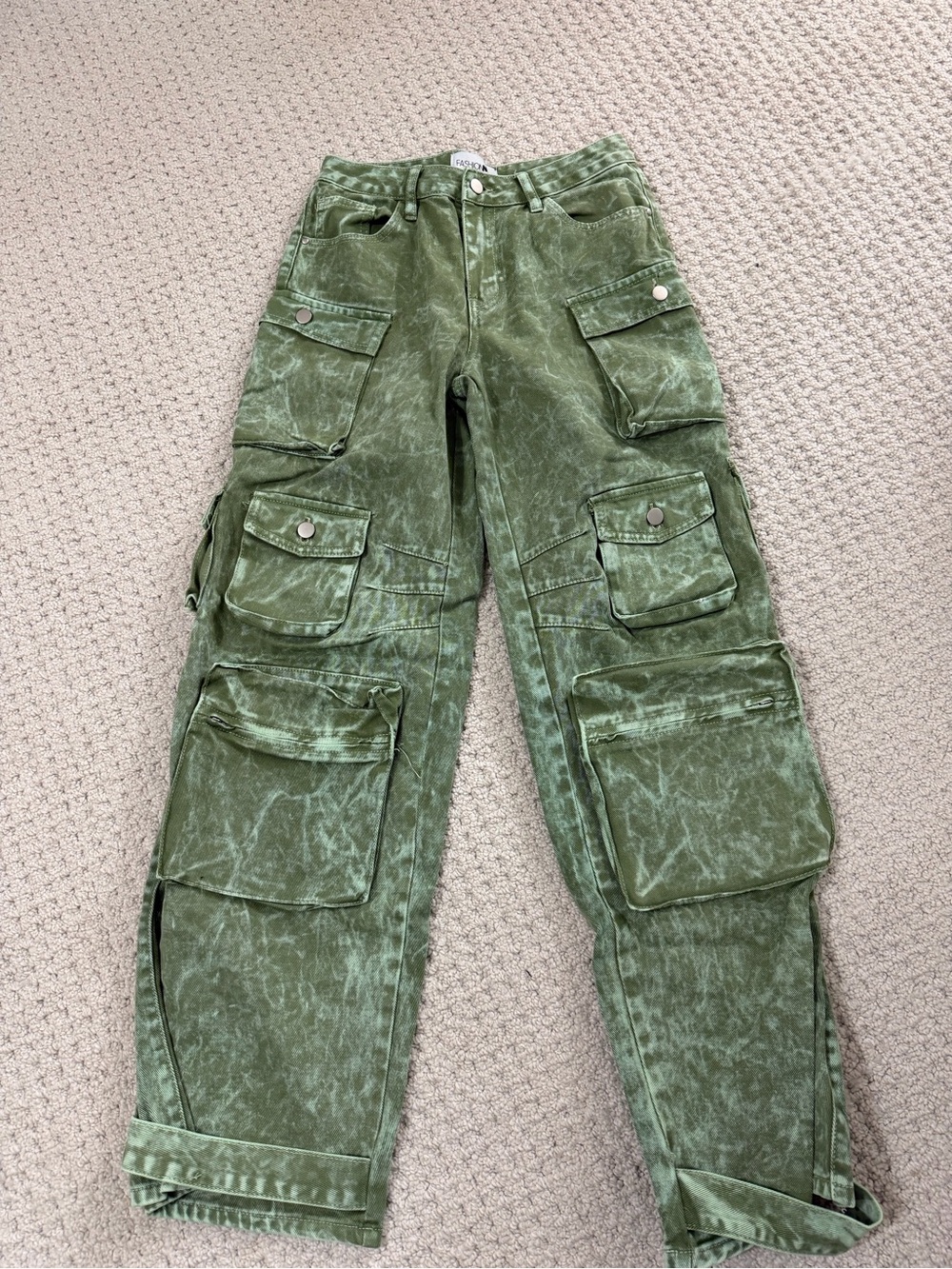 Fashion Nova green distressed cargo pants #cargo
Size 5